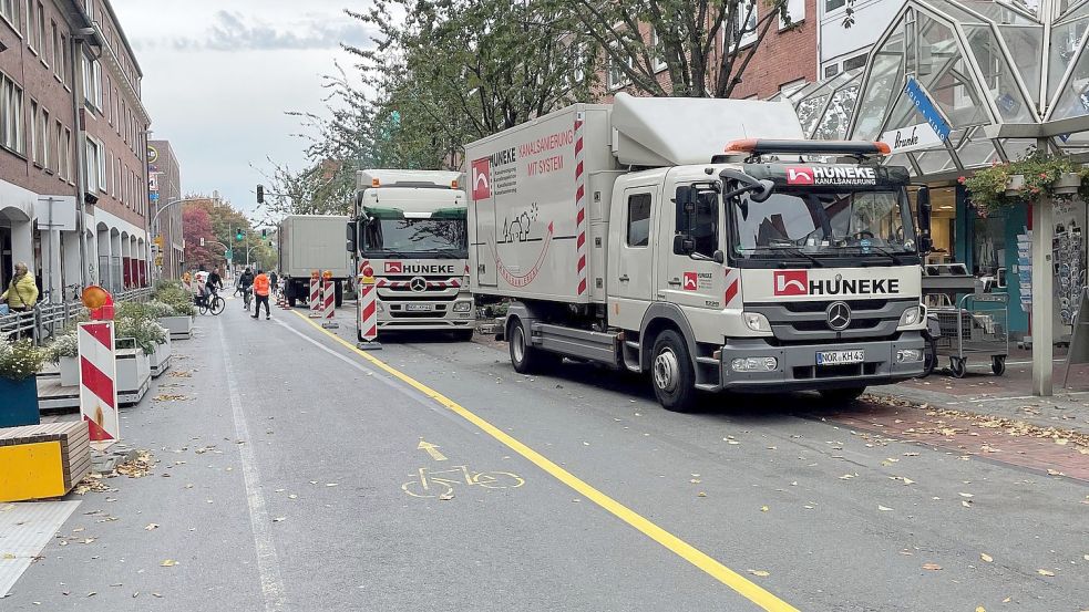 Für Arbeiten an den Schmutzwasserkanälen ab Juli 2021 musste die Neutorstraße zwischendurch für den Autoverkehr gesperrt werden. Welche großen Probleme es bei der ursprünglich angedachten Routine-Maßnahme gab, wurde erst jetzt bekannt. Foto: Stadt Emden