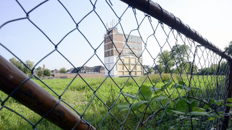 Derzeit steht nur der alte „Ültje“-Turm auf dem Gelände an der Nesserlander Straße. Drumherum soll ein Wohn-Quartier entstehen. Foto: F. Doden/Archiv