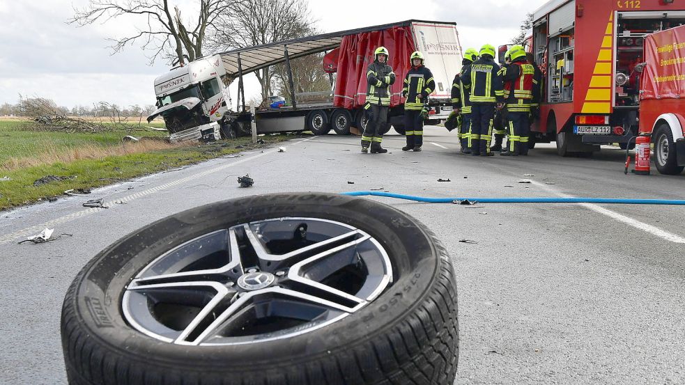 Ein Anhänger geriet in den Gegenverkehr und wurde von einem Lastwagen gerammt, der sich daraufhin quer stellte. Foto: Wagenaar