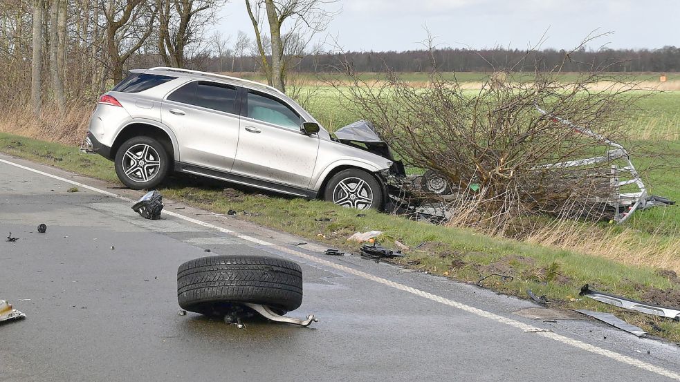 Alle drei am Unfall beteiligten Fahrzeuge kamen im Straßengraben zum Stehen. Foto: Wagenaar