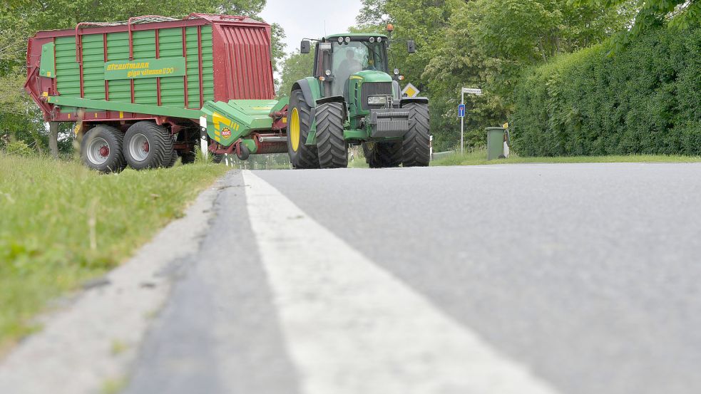 Für viele Autofahrer sind landwirtschaftliche Maschinen auf der Straße ein rotes Tuch. Foto: Archiv/Ortgies