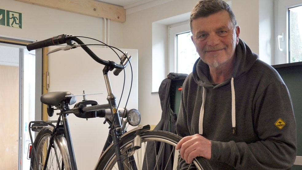 „Ich finde es schön, helfen zu können und die Leute glücklich zu machen“, sagt Martin Focken. Mit seiner Fahrradwerkstatt leistet er Hilfe zur Selbsthilfe. Foto: Ullrich