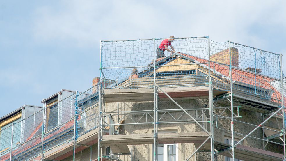 Das EU-Parlament will, dass in Deutschland bis 2033 mehr als sechs Millionen Gebäude saniert werden, dabei fehlt es schon heute an Handwerkern. Foto: Lothar Ferstl / dpa