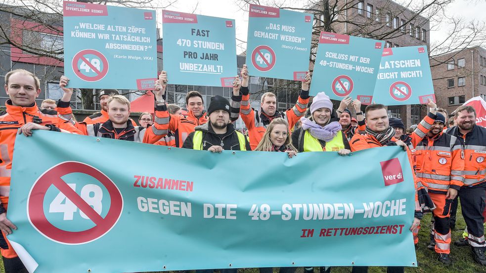 Zusammen gegen die 48-Stunden-Woche: Im Rettungsdienst wird aktuell viel unbezahlt gearbeitet. Fotos: Ortgies