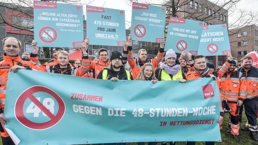 Zusammen gegen die 48-Stunden-Woche: Im Rettungsdienst wird aktuell viel unbezahlt gearbeitet. Fotos: Ortgies