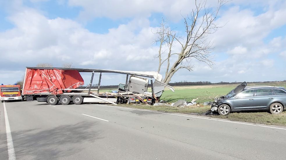 Lastwagen und Auto blieben im Graben liegen. Foto: Wagenaar