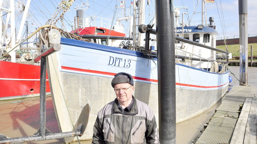 Er ist einer der letzten Stintfischer an der Ems: der Ditzumer Jan Bruhns. Foto: Wolters