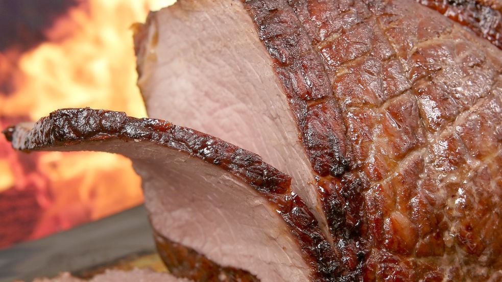 Wer einen Deckel nutzt, dem gelingt sogar ein saftiger Braten auf dem Grill. Foto: Pixabay/Shutterbug75