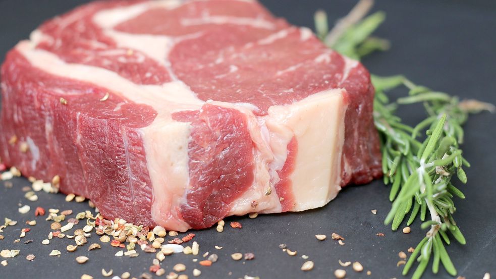 Das Fleisch kann mit Kräutern und Gewürzen mariniert werden. Foto: Pixabay/tomwieden