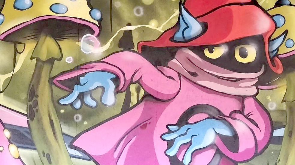 "He-Man"-Zauberer "Orko" schwebt jetzt auch hinter den Publikumsrängen der Freilichtbühne zwischen Pilzen umher. Foto: Kleen