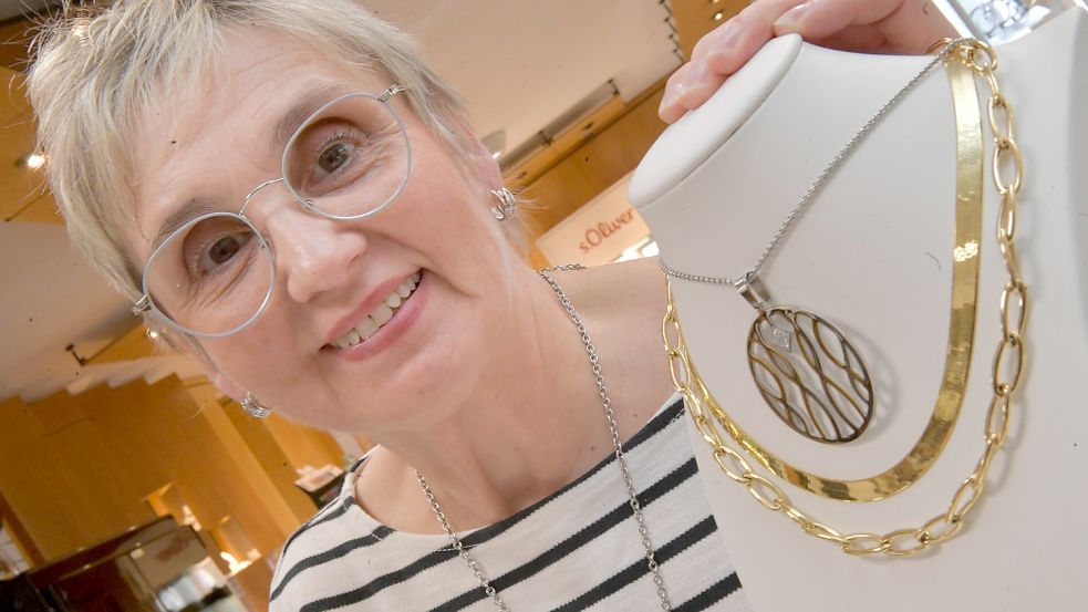 Edith Müller führt ein Juweliergeschäft in Moordorf. Foto: Ortgies