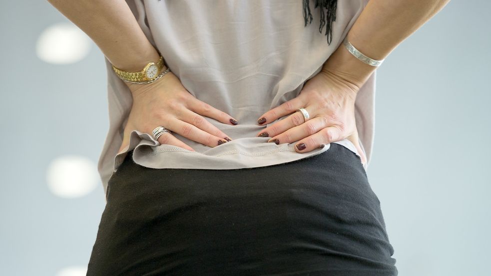 Acht von zehn Menschen in Deutschland leiden unter Rückenschmerzen, hervorgerufen werden sie häufig durch eine falsche Körperhaltung. Burgi/dpa