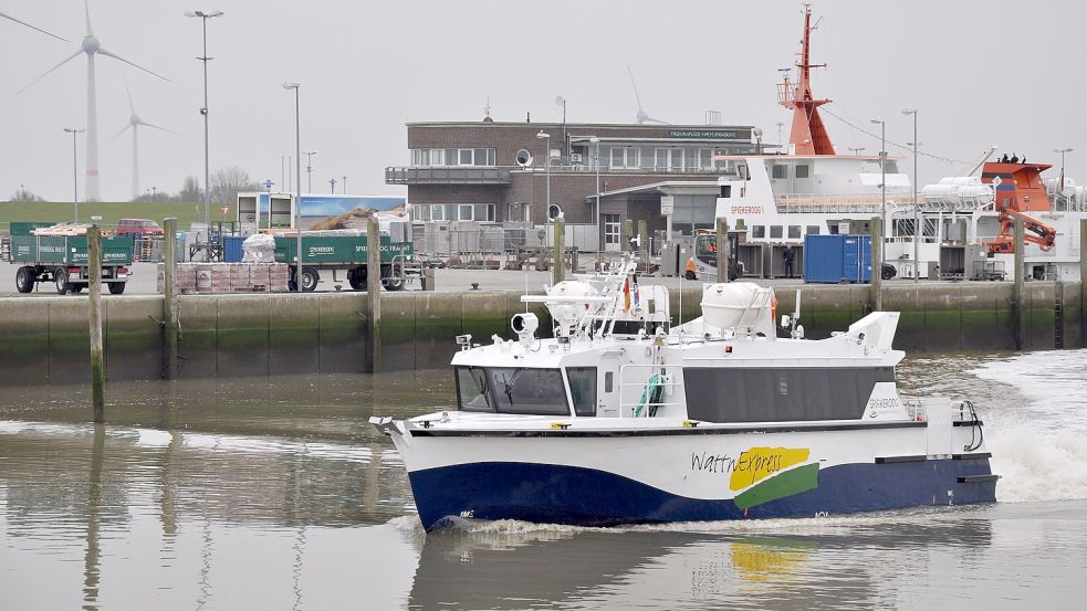 Der „Wattn-Express“ verlässt den Hafen Neuharlingersiels in Richtung der Insel Spiekeroog. Das Bild entstand vor wenigen Wochen. Aktuell hat die Schnellfähre aufgrund eines Maschinenschadens Zwangspause. Foto: Ullrich