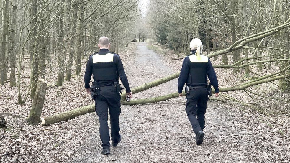 Nach den mutwilligen Zerstörungen im Emder Stadtwald gehen die Ermittlungen der Polizei in diesem Fall weiter. Foto: H. Müller/Archiv