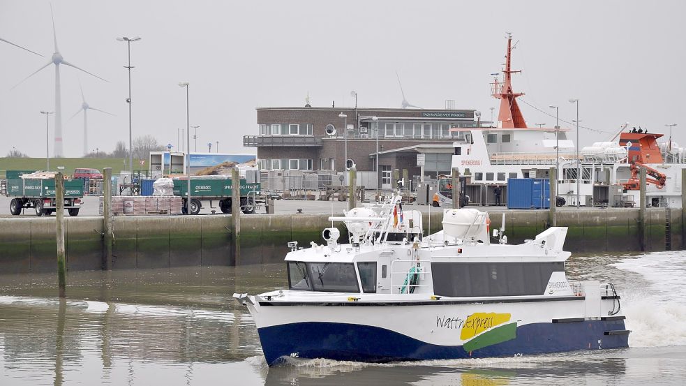 Der „Wattn-Express“ verlässt den Hafen Neuharlingersiels in Richtung der Insel Spiekeroog. Das Bild entstand vor wenigen Wochen. Foto: Archiv/Ullrich