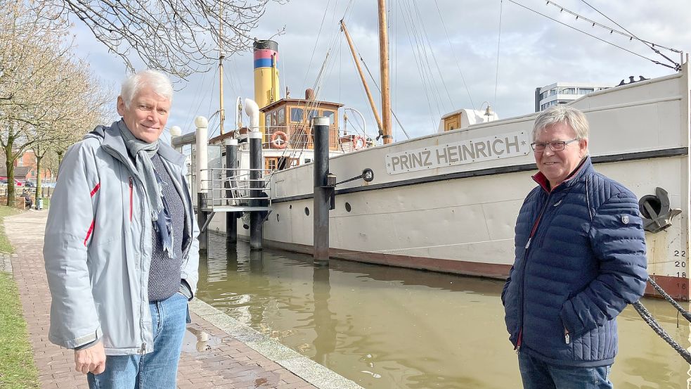 Hans-Günter Schulz und Reinhard Haffke vom Verein Traditionsschiff Prinz Heinrich erläuterten die Pläne. Foto: Kierstein