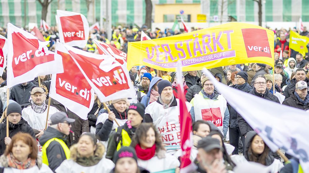 Wie hier in Hannover sollen am Donnerstag Streikende aus dem öffentlichen Dienst zu einer Demonstration in Leer zusammenkommen. Foto: DPA