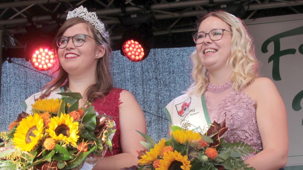 Das Friedeburger Burgfräulein 2019 hieß Maja Mienits (links), an ihrer Seite Hofdame Melina Dirks. Foto: Gemeinde Friedeburg
