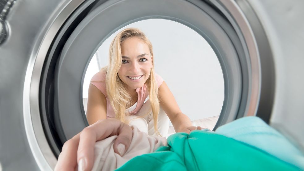 Wäschetrockner verbrauchen viel Energie, um nasse Wäsche zu trocknen. Doch Verbraucher können auf bestimmte Dinge achten, damit das Gerät effektiv arbeitet - und damit Geld sparen. Foto: imago images/agefotostock