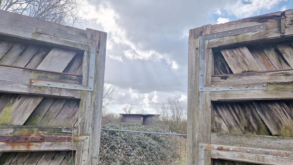 Durch diesen Eingangsbereich konnten Besucher zur Beobachtungshütte in Soltborg gelangen. Aus Sicherheitsgründen wurde der Zugang durch einen Bauzaun versperrt. Foto: Gettkowski