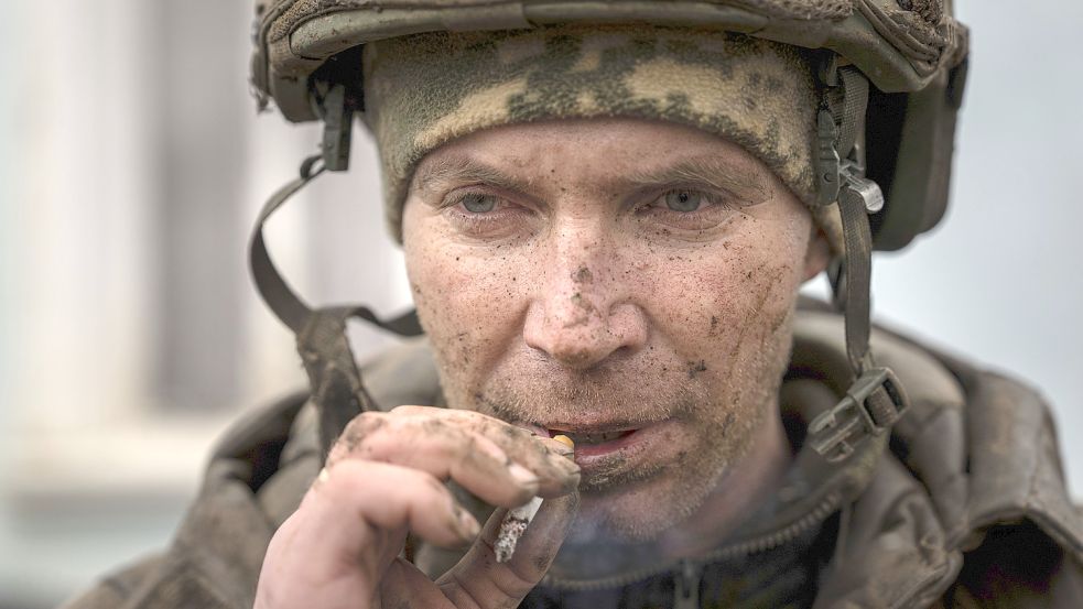 Ein erschöpfter ukrainischer Soldat, der in der Ostukraine kämpft. Foto: AP