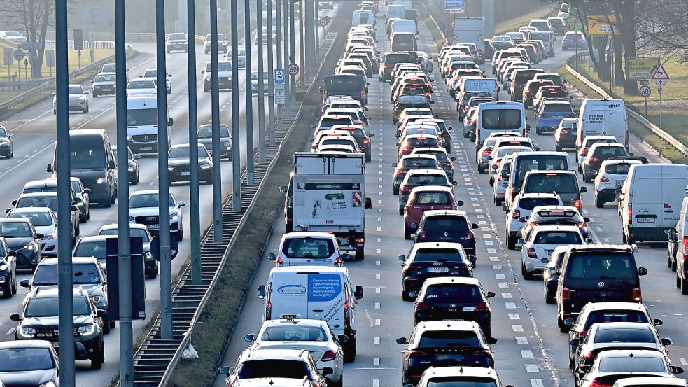 2022 war der Verkehrssektor in Deutschland für den Ausstoß von 148 Millionen Tonnen CO2-Äquivalent verantwortlich – laut Bundes-Klimagesetz wären 138,8 Millionen Tonnen zulässig gewesen.. Foto: Imago Images/Rolf Poss
