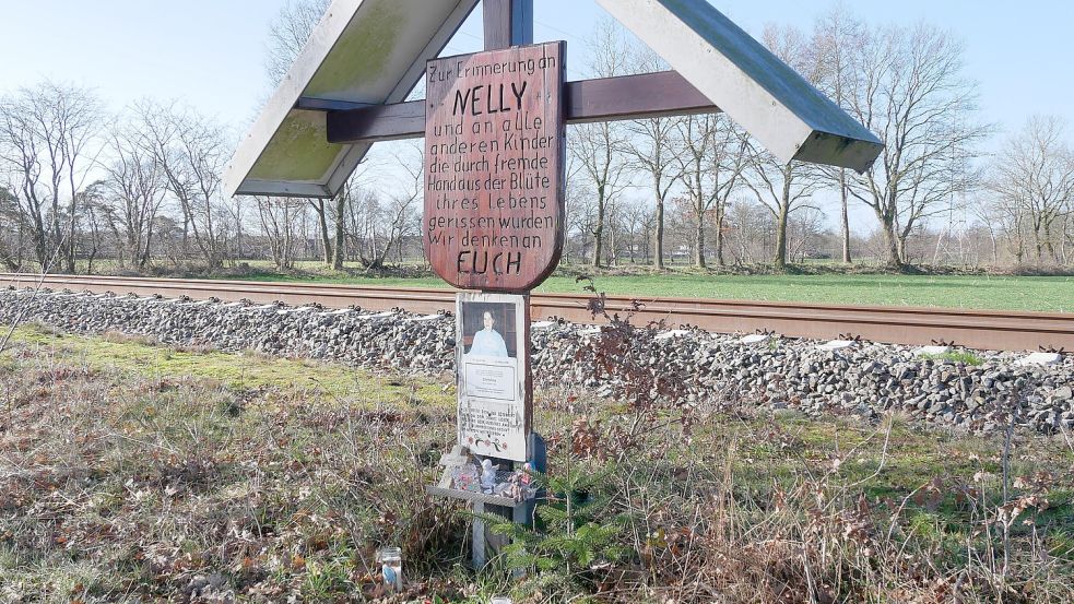 Ein Mahnkreuz wurde am Bahndamm an der Eschstraße zwischen Strücklingen und Ramsloh errichtet. Es steht an der Stelle, an der Christina Nytsch von Ronny Rieken ins Auto gezerrt worden ist. Foto: Kruse