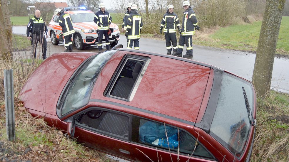 Die Feuerwehr musste alarmiert werden, damit die Frau aus dem Auto befreit werden konnte.