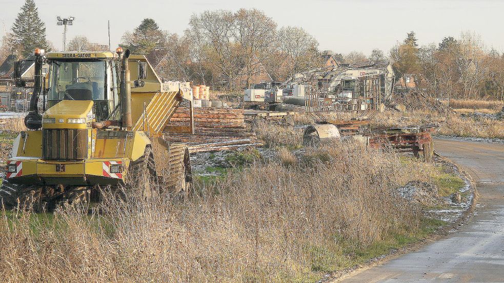 Im Dezember standen Baufahrzeuge für Arbeiten im Baugebiet Conrebbersweg-West bereit. Foto: F. Doden/Archiv