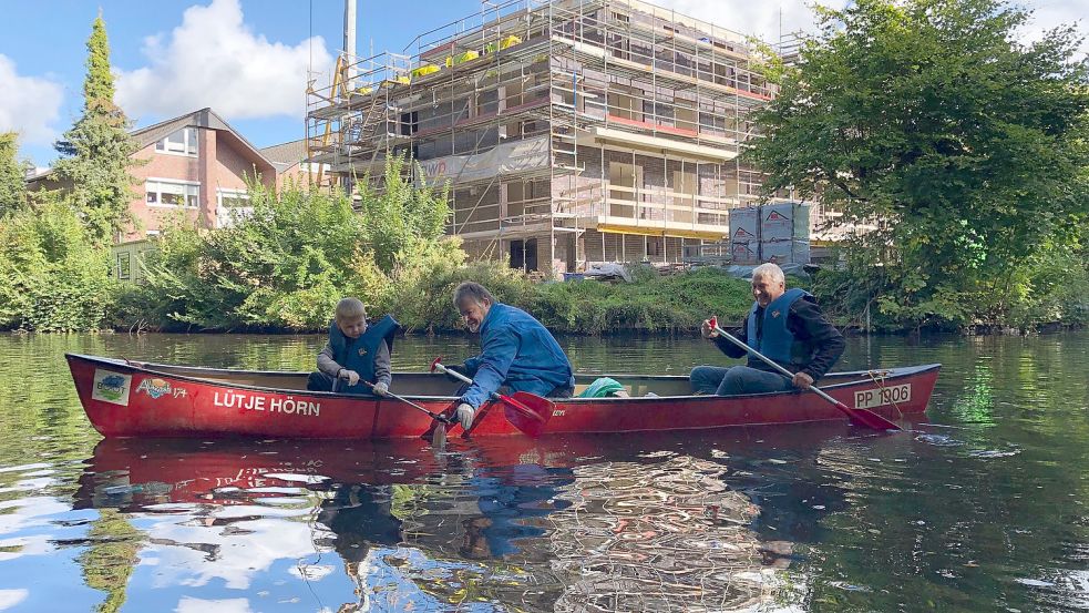 In der Aktionswoche wird in Emden insbesondere Müll gesammelt - und das zu Land und zu Wasser so wie hier auf dem Foto vom letzten Gewässer-Clean-Up im September. Foto: Hanssen/Archiv