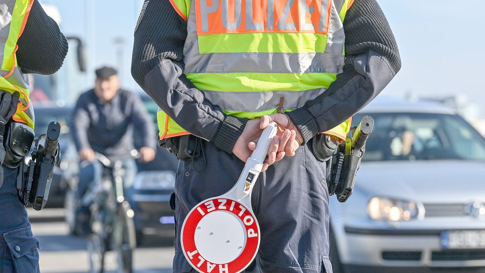 Polizeikontrolle an der Grenze: Die Zahl der Asylanträge nimmt zu. Die Probleme, die dabei offenbar werden, erinnern an das Jahr 2015. Warum findet die Politik keine Lösungen? Foto: dpa-Zentralbild