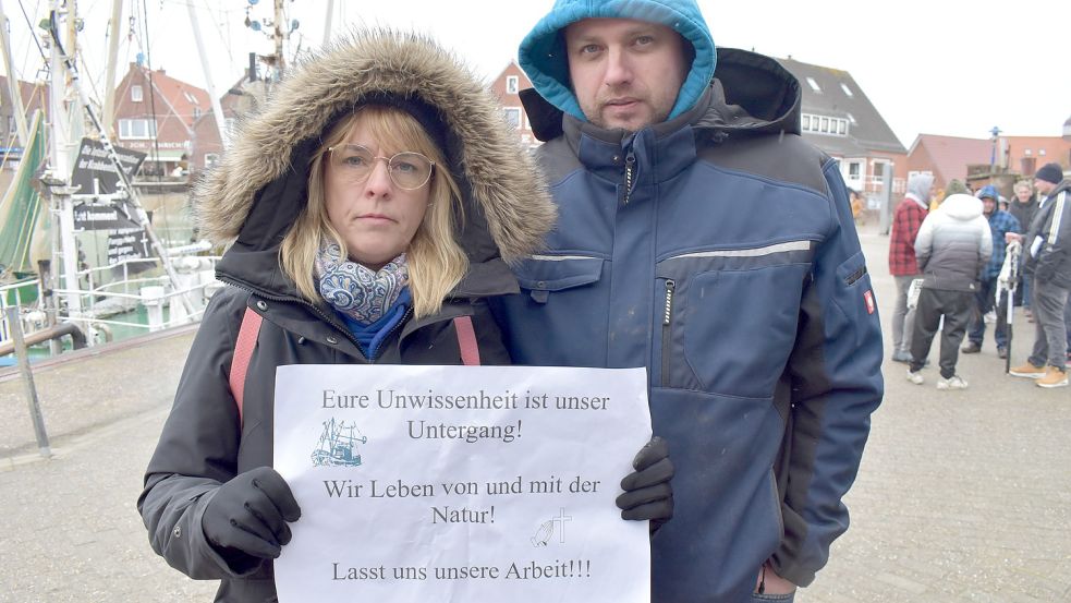 Das Foto zeigt Jesseka und Tom Caspers aus Westseraccum mit ihrem Protestschild. Foto: Manfred Hochmann