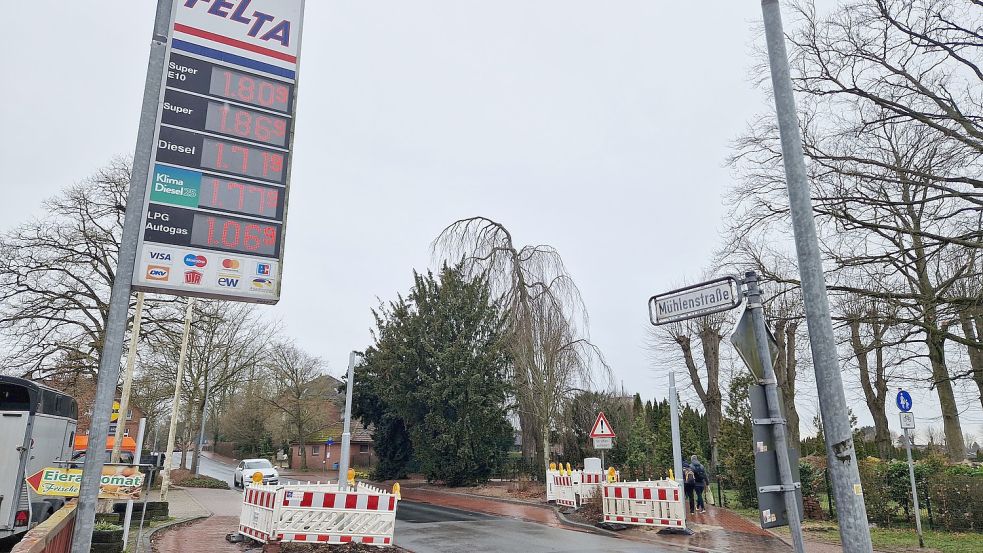 Die elektrischen Anschlüsse sind verlegt und auch die Masten für die neue Druckampel stehen schon. Weil es Lieferschwierigkeiten gibt, verzögert sich der Aufbau aber weiterhin. Foto: Gettkowski