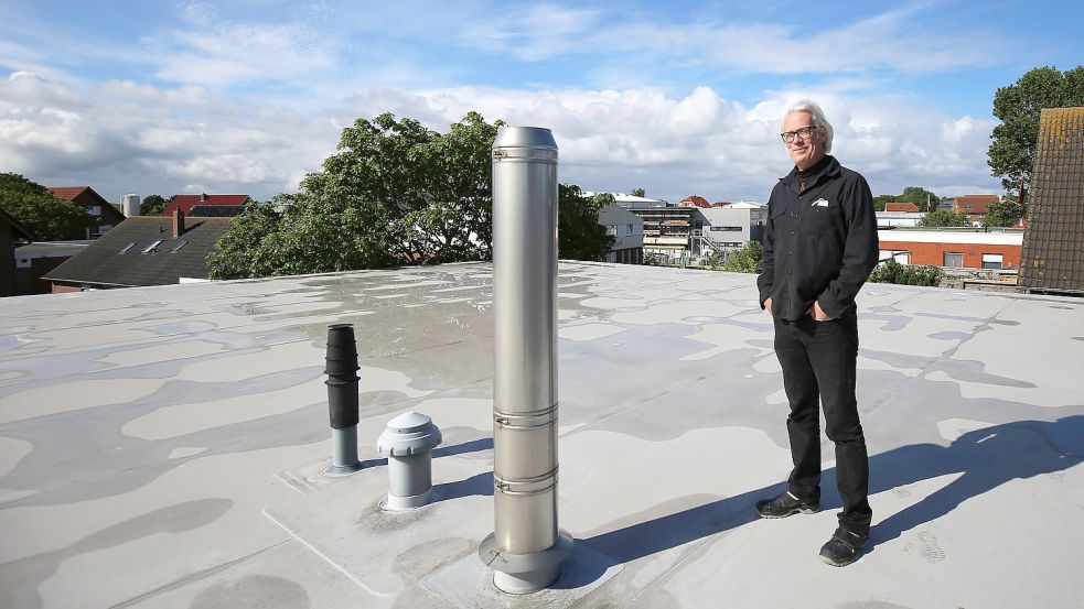 Tobi Pape blinzelt über den Dächern Norderneys gegen die Sonne: Hier sollen die Solarzellen montiert werden, die das Norderneyer Bier noch ökologischer – also grüner – machen. Foto: Böning