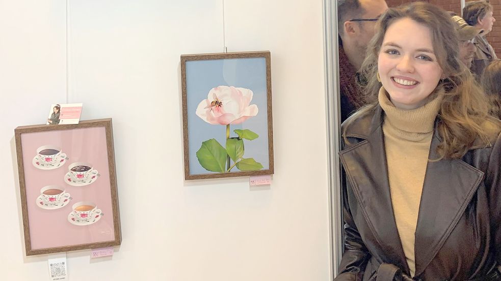 Ostfriesische Teetied und Biene auf Rose: Mit ihren Kunstdrucken war die Wiesmoorerin Fenna Harms auf einer Londoner Kunstausstellung. Fotos: Privat
