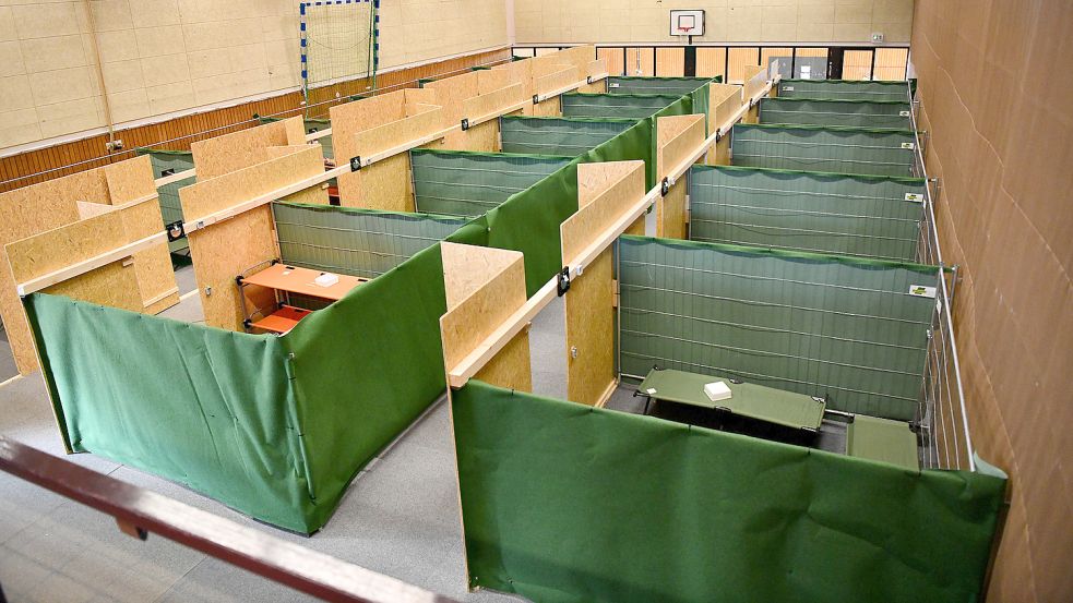Die Flüchtlingskabinen in der Leeraner BBS-Halle wurden in den vergangenen Tagen abgebaut. Die Sportler stehen in den Startlöchern. Archivfoto: Stromann
