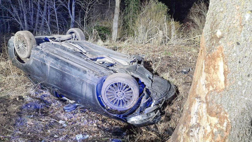 Bei einem Unfall in Theene hat sich ein Auto überschlagen. Fotos: Kreisfeuerwehrverband Aurich