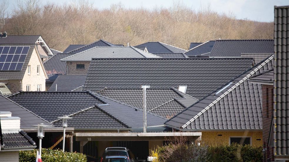 Verschiedene Häuser einer Wohnsiedlung mit Einfamilienhäusern und Doppelhäusern in einem Wohngebiet am Rande von Schleswig. Foto: Christian Charisius/dpa