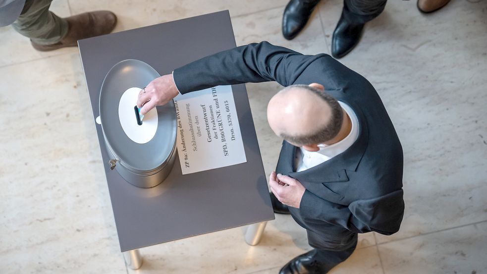 Kanzler Olaf Scholz stimmt über das neue Wahlrecht ab. Die Union spricht von Manipulation des Wahlrechts zugunsten der Ampel-Parteien. Foto: Michael Kappeler/dpa