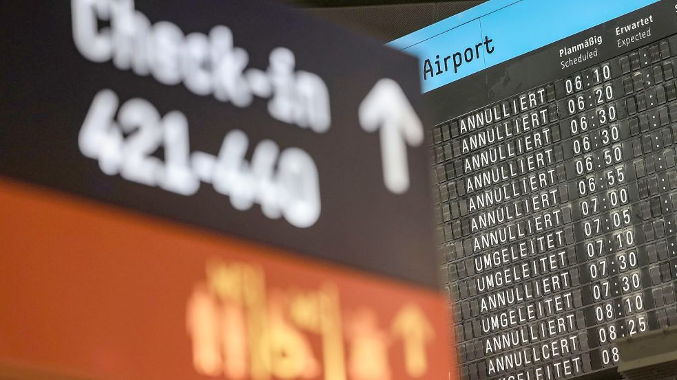 Auf einer Anzeigetafel am Flughafen Köln/Bonn sind annullierte und umgeleitete Flüge aufgelistet. Foto: Oliver Berg/dpa