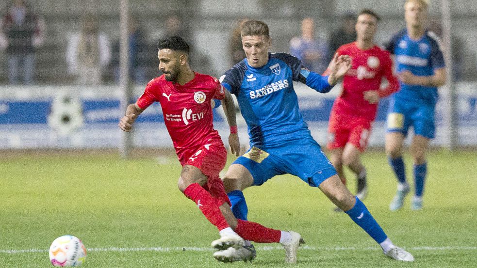 Im Hinspiel trennte sich Kickers (rechts Bastian Dassel) 0:0 von Hildesheim. Foto: Doden/Emden