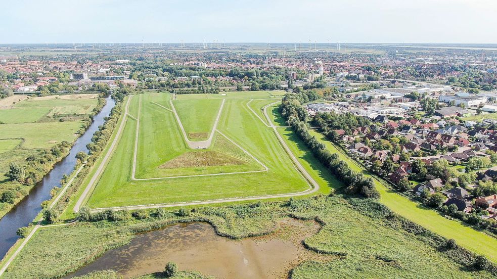 Der Friesenhügel ist Emdens höchste Erhebung. Vorne ist ein Biotop, rechts erstreckt sich der Stadtteil Constantia, links soll irgendwann Conrebbersweg-West ankommen. Foto: Hock/Archiv