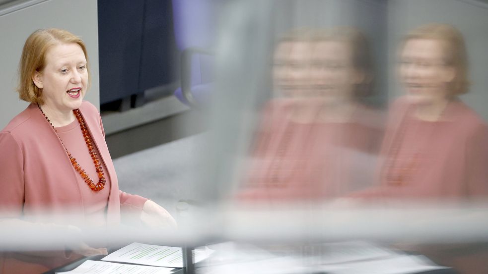 Bundesfamilienministerin Lisa Paus (Grüne) will von ihrer Forderung in Höhe von 12 Milliarden Euro für die Kindergrundsicherung nicht abrücken. Die Summe sei am unteren Ende dessen, was nötig sei, um Kinderarmut zu bekämpfen. Foto: IMAGO/Jean MW