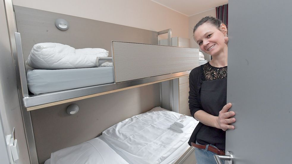 Für einen angenehmen Aufenthalt werden die Zimmer für den Gast vorbereitet – bei Klassenfahrten gehört aber dazu, dass die Kinder ihre Betten selbst beziehen, sagt Jugendherbergsleiterin Janina Goedeke. Foto: Ortgies