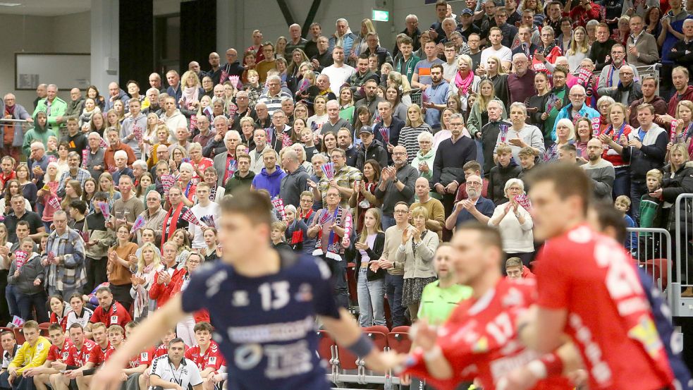 Mit 1950 Zuschauern herrschte in der Sparkassen-Arena eine prächtige Stimmung. Fotos: Doden, Emden