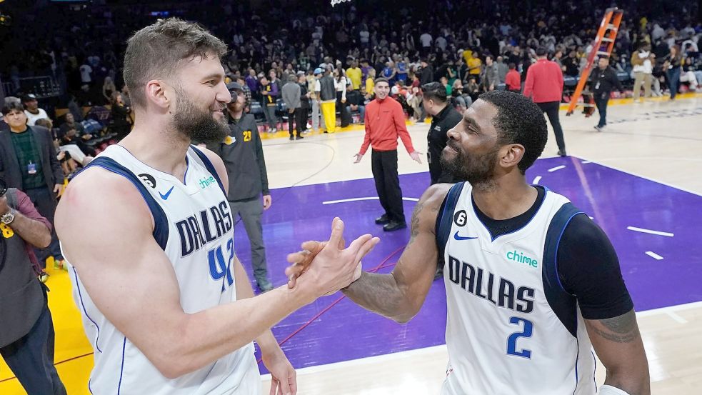 Dallas Mavericks-Guard Kyrie Irving jubelt mit Maxi Kleber, nachdem dieser bei auslaufender Uhr einen 3-Punkte-Korb erzielt hat, der das Spiel gewann. Foto: Marcio Jose Sanchez/AP/dpa
