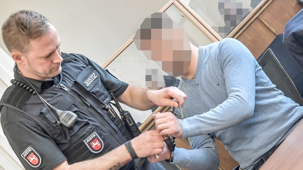 Der 27-Jährige wird in Handschellen in den Gerichtssaal geführt. Fotos: Ortgies