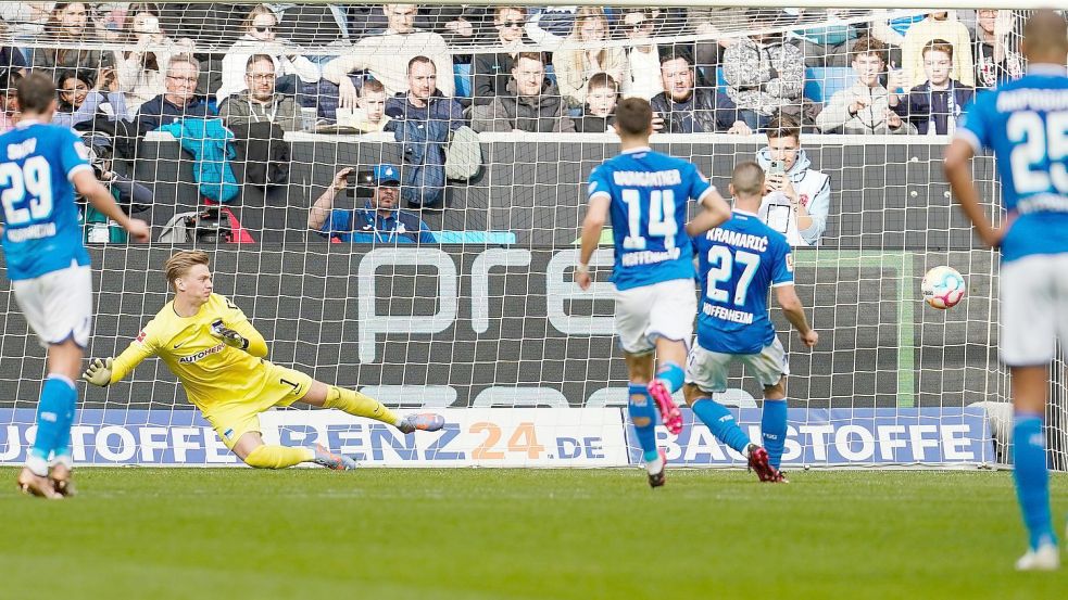 Hoffenheims Andrej Kramaric (2.v.r) trifft vom Elfmeterpunkt zum 2:0 gegen Herthas Torwart Oliver Christensen (2.v.l). Foto: Uwe Anspach/dpa
