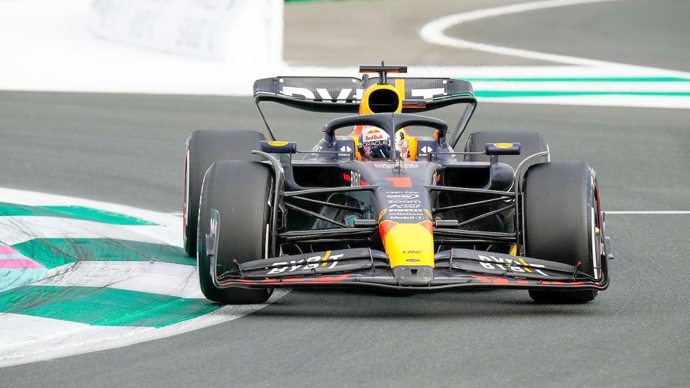 Der Niederländer Max Verstappen fährt im Red-Bull-Boliden auf der Strecke. Foto: Luca Bruno/AP/dpa
