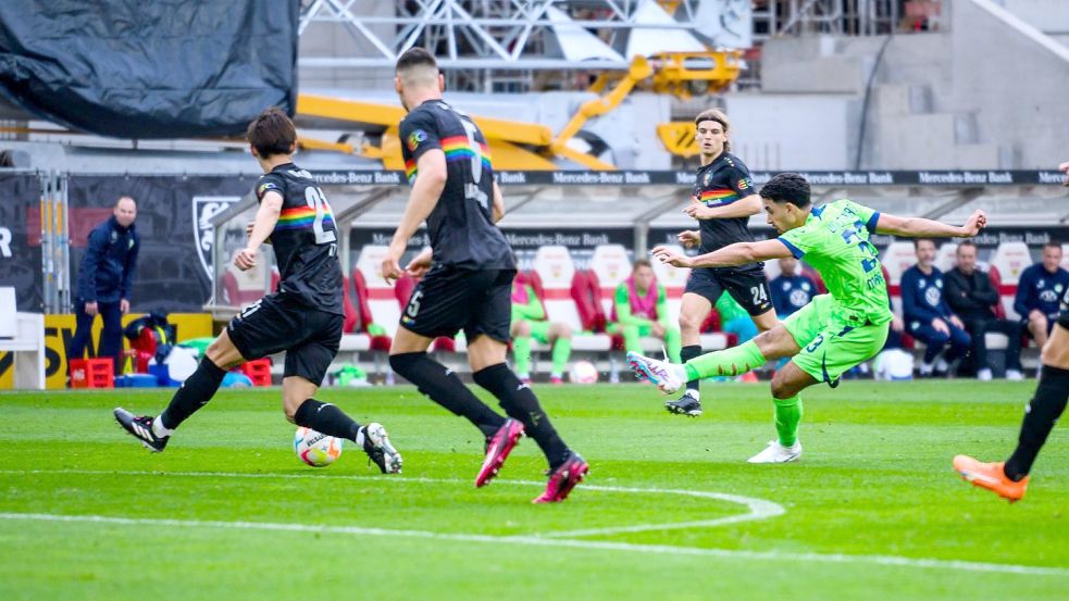 Omar Marmoush (r) erzielt das Tor zur Wolfsburger 1:0-Führung in Stuttgart. Foto: Tom Weller/dpa